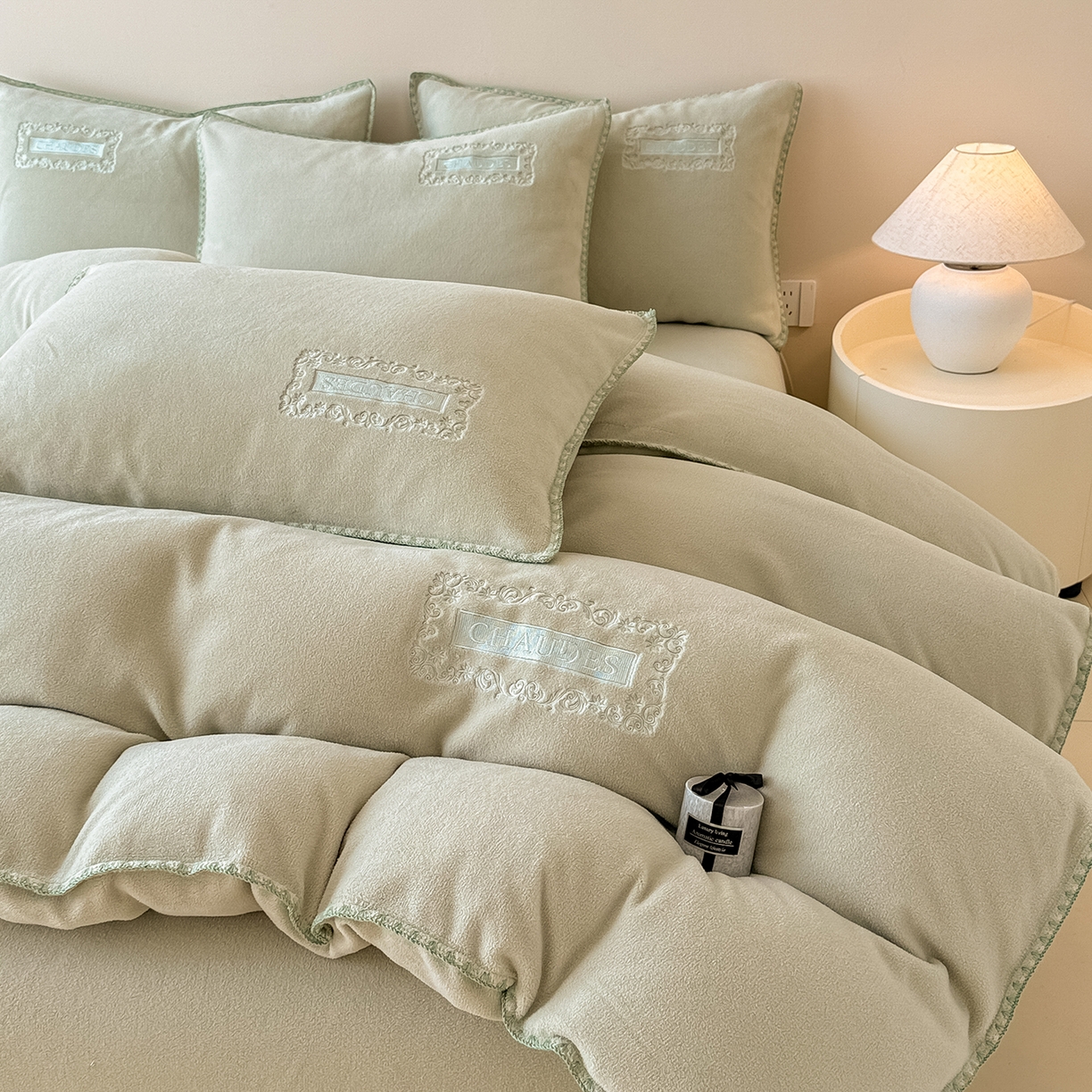 91家纺网 家纺一手货源 找家纺 懒猫家纺 2025新款A类贝壳绣纯色海獭绒四件套 清水绿