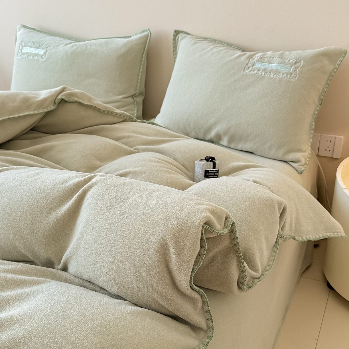 91家纺网 家纺一手货源 找家纺 懒猫家纺 2025新款A类贝壳绣纯色海獭绒四件套 清水绿