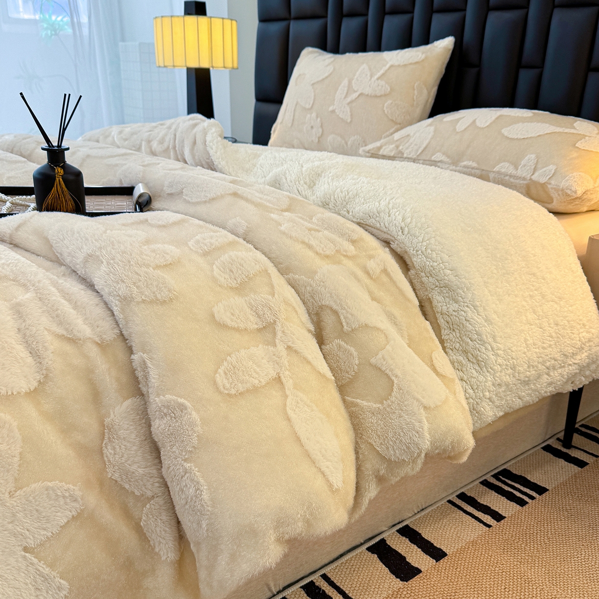91家纺网 家纺一手货源 找家纺 枋梢家纺 2025新款亮丝兔毛绒兔毛提花暖居花漾羊羔绒 双层加厚保暖盖毯 居家午睡保暖毯 花漾-米黄