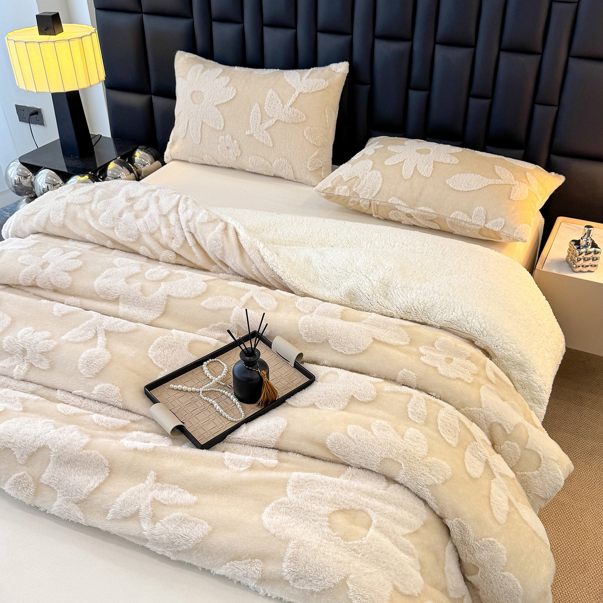 91家纺网 家纺一手货源 找家纺 枋梢家纺 2025新款亮丝兔毛绒兔毛提花暖居花漾羊羔绒 双层加厚保暖盖毯 居家午睡保暖毯 花漾-米黄