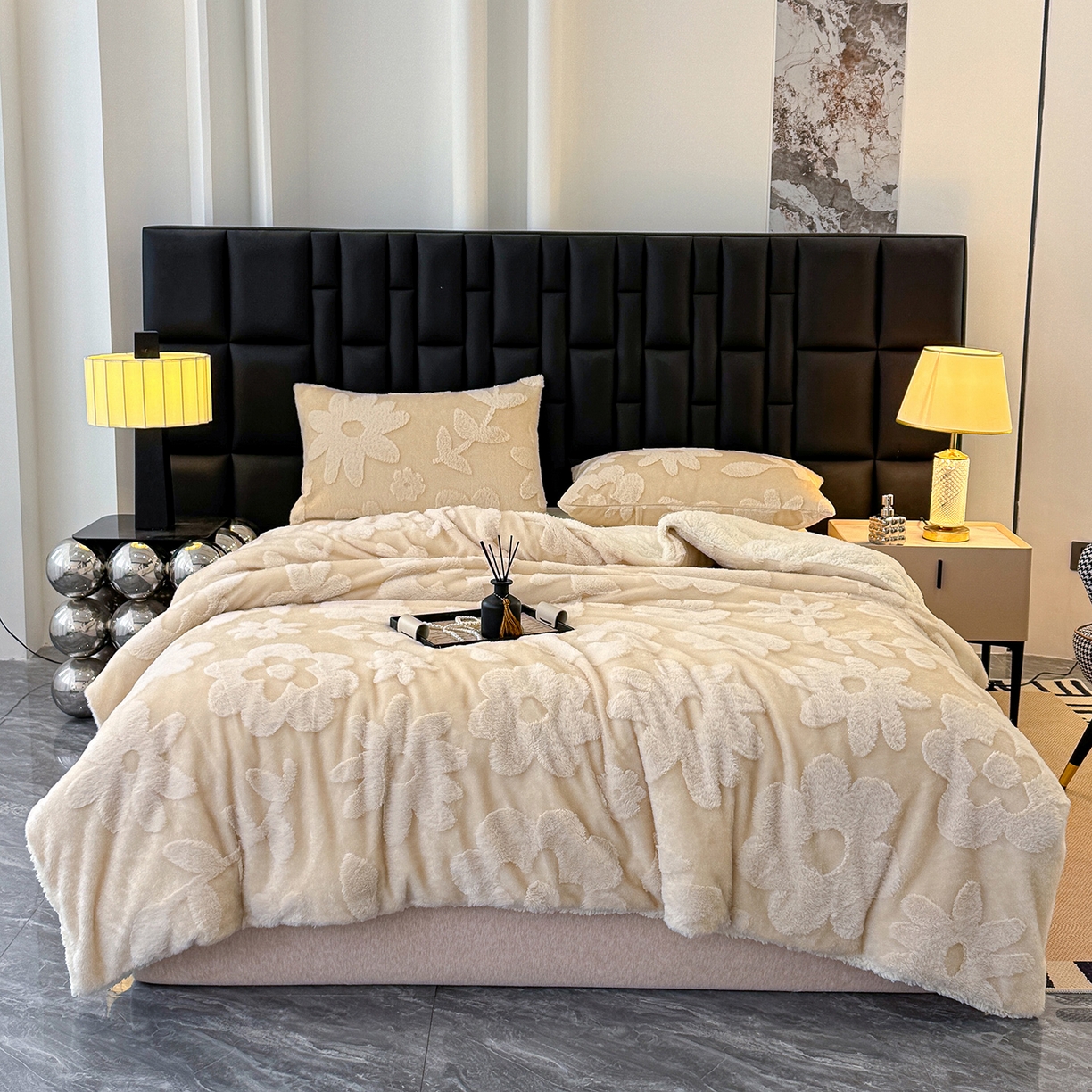 91家纺网 家纺一手货源 找家纺 枋梢家纺 2025新款亮丝兔毛绒兔毛提花暖居花漾羊羔绒 双层加厚保暖盖毯 居家午睡保暖毯 花漾-米黄