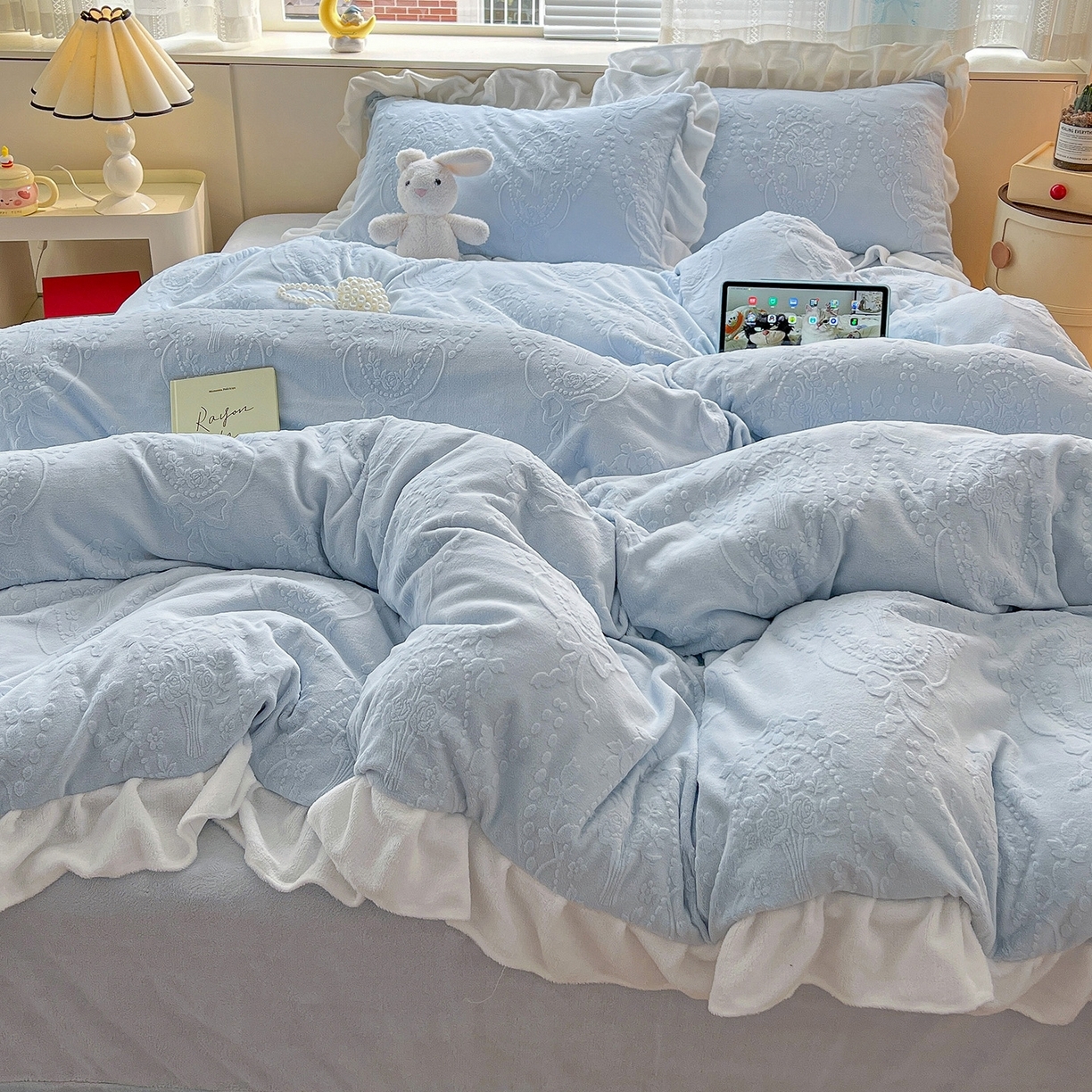 91家纺网 家纺一手货源 找家纺 （总）亿梵家居 2025新款法式花边款A类5D牛奶绒立体雕花四件套（提供买家秀）