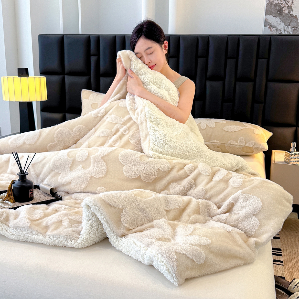 91家纺网 家纺一手货源 找家纺 枋梢家纺 2025新款亮丝兔毛绒兔毛提花暖居花漾羊羔绒 双层加厚保暖盖毯 居家午睡保暖毯 花漾-米黄