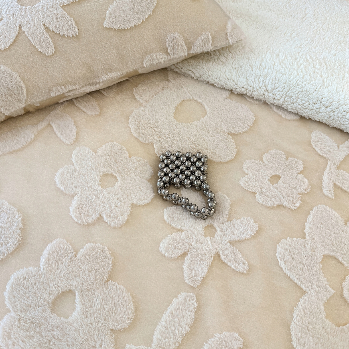 91家纺网 家纺一手货源 找家纺 枋梢家纺 2025新款亮丝兔毛绒兔毛提花暖居花漾羊羔绒 双层加厚保暖盖毯 居家午睡保暖毯 花漾-米黄