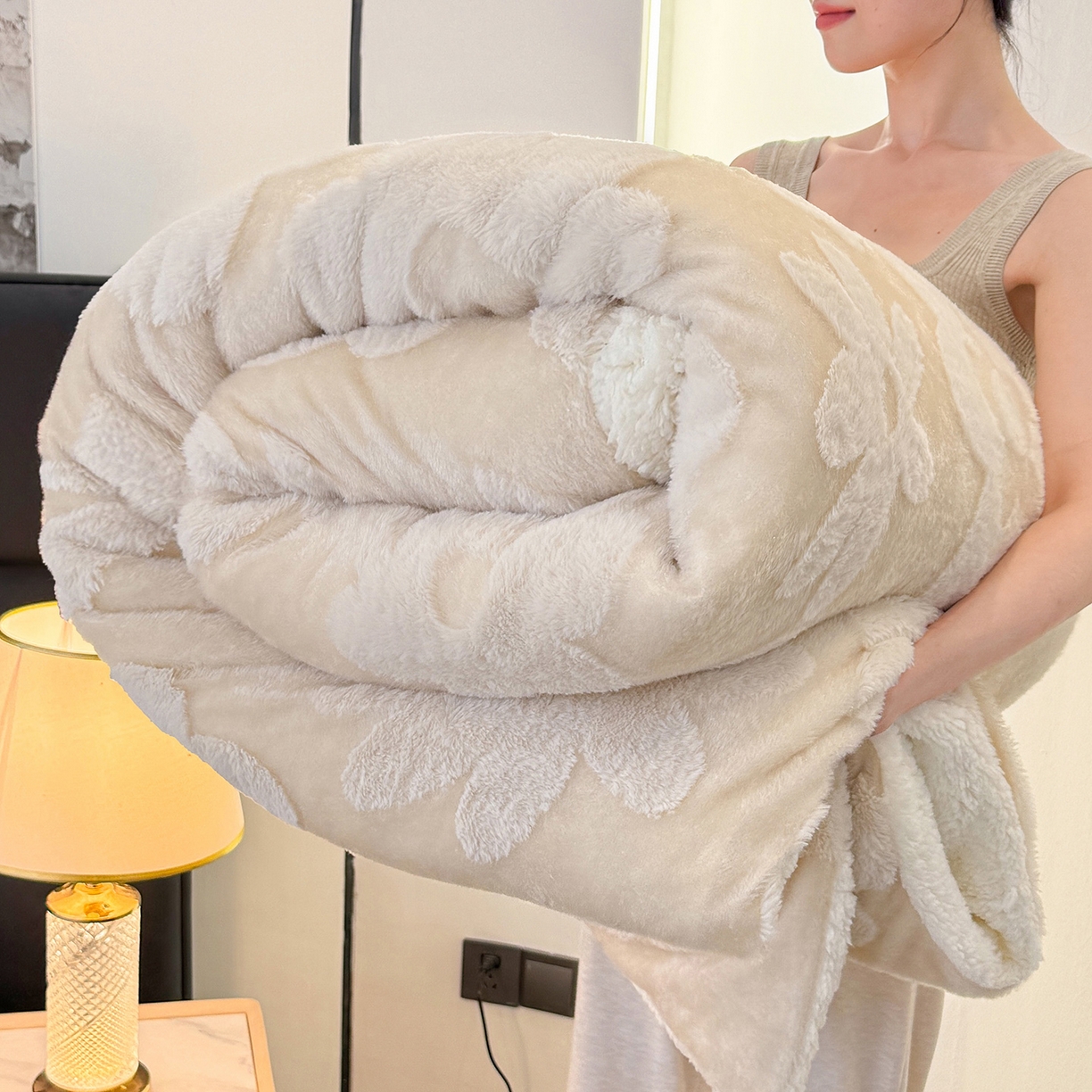 91家纺网 家纺一手货源 找家纺 枋梢家纺 2025新款亮丝兔毛绒兔毛提花暖居花漾羊羔绒 双层加厚保暖盖毯 居家午睡保暖毯 花漾-米黄