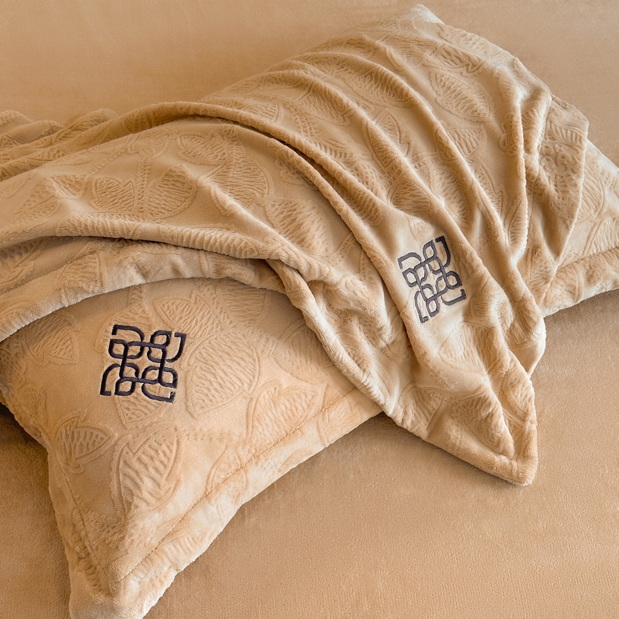 91家纺网 家纺一手货源 找家纺 慕晨 2025新款立体提花绒简约风格高克重雕花加厚牛奶绒四件套 花约-驼