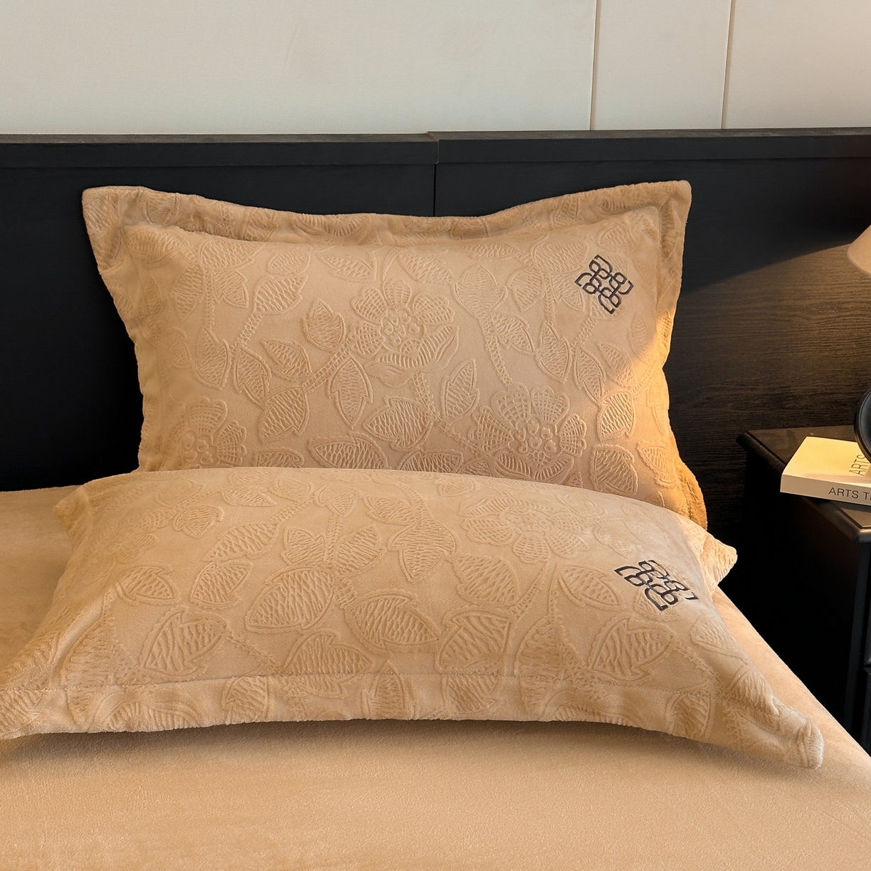 91家纺网 家纺一手货源 找家纺 慕晨 2025新款立体提花绒简约风格高克重雕花加厚牛奶绒四件套 花约-驼