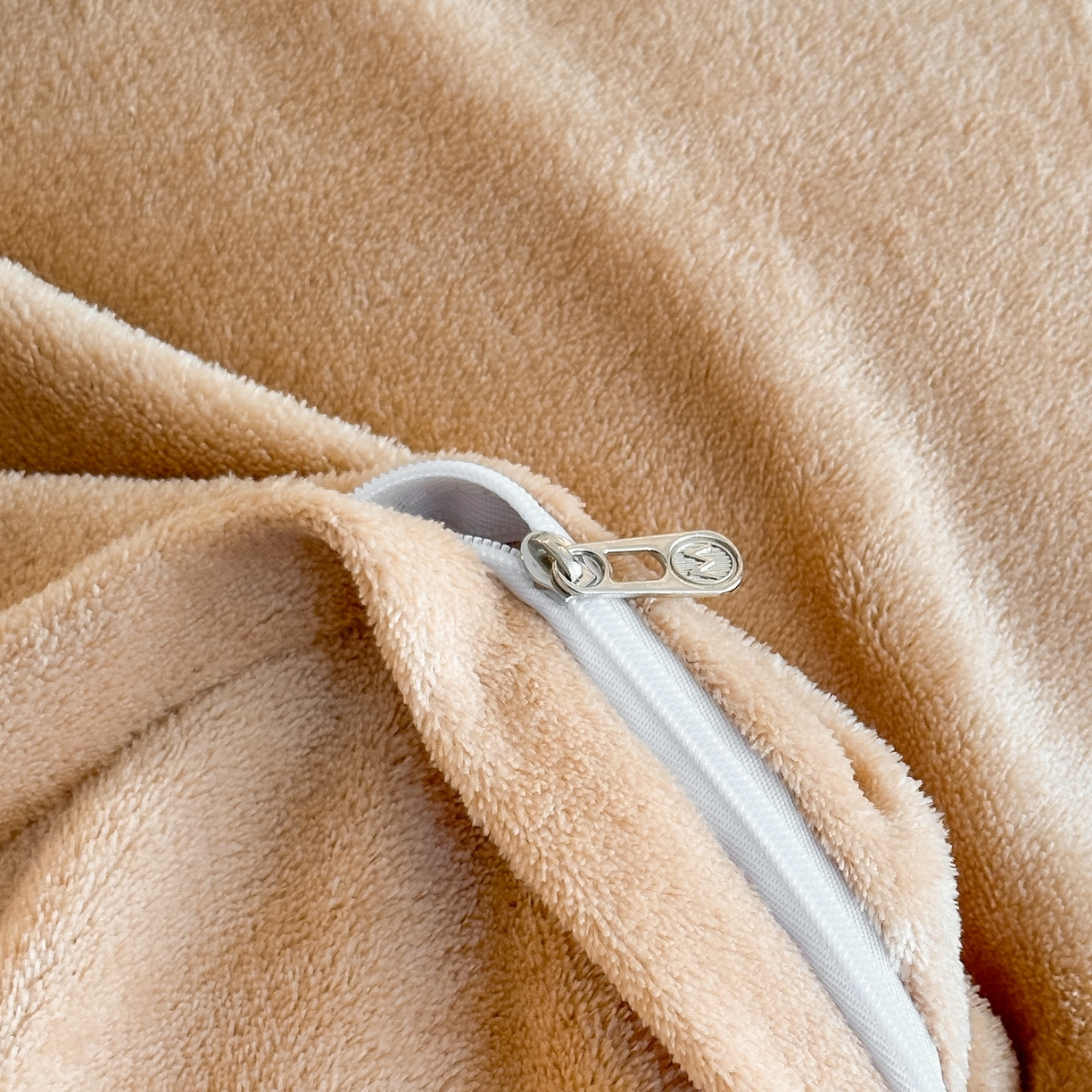 91家纺网 家纺一手货源 找家纺 慕晨 2025新款立体提花绒简约风格高克重雕花加厚牛奶绒四件套 花约-驼