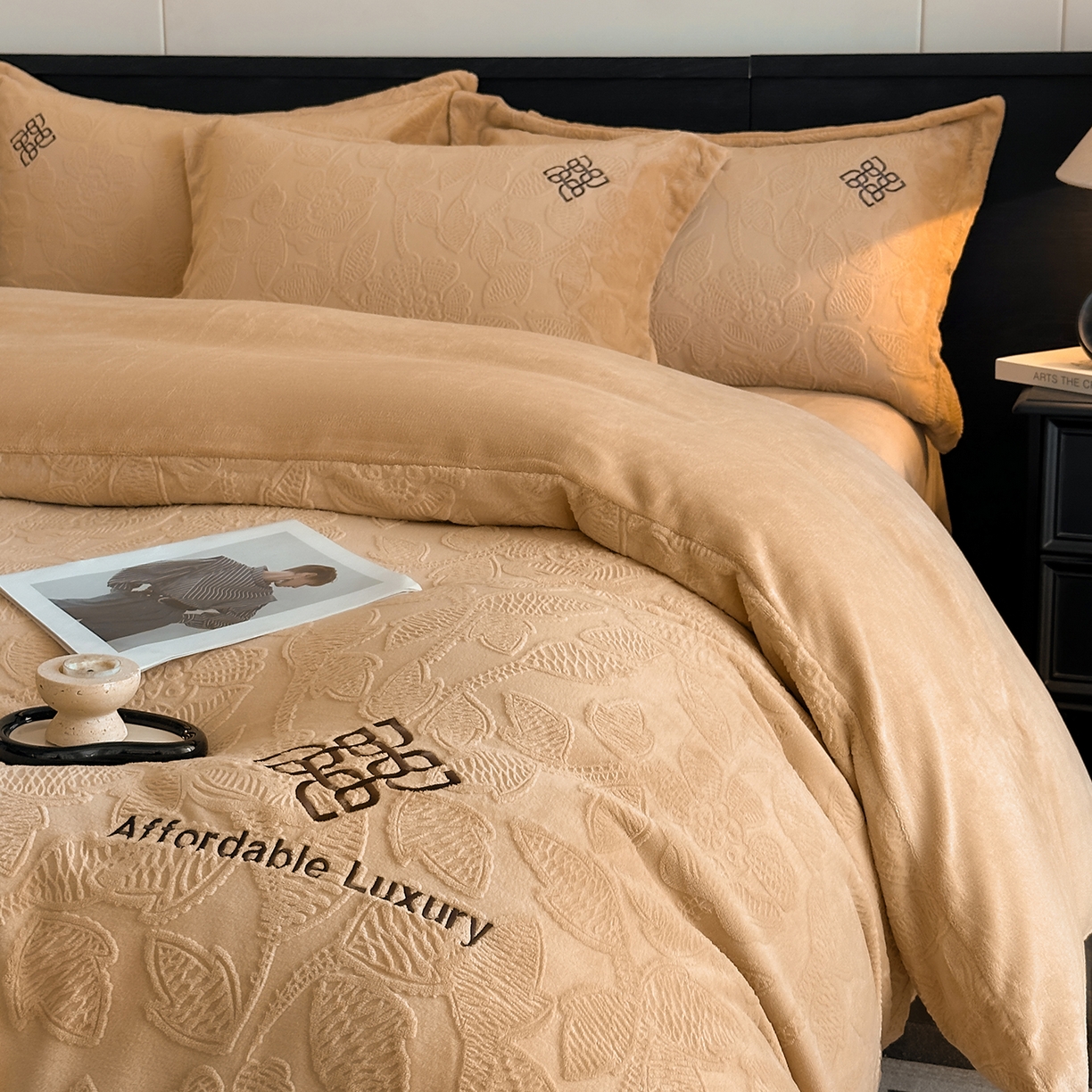 91家纺网 家纺一手货源 找家纺 慕晨 2025新款立体提花绒简约风格高克重雕花加厚牛奶绒四件套 花约-驼