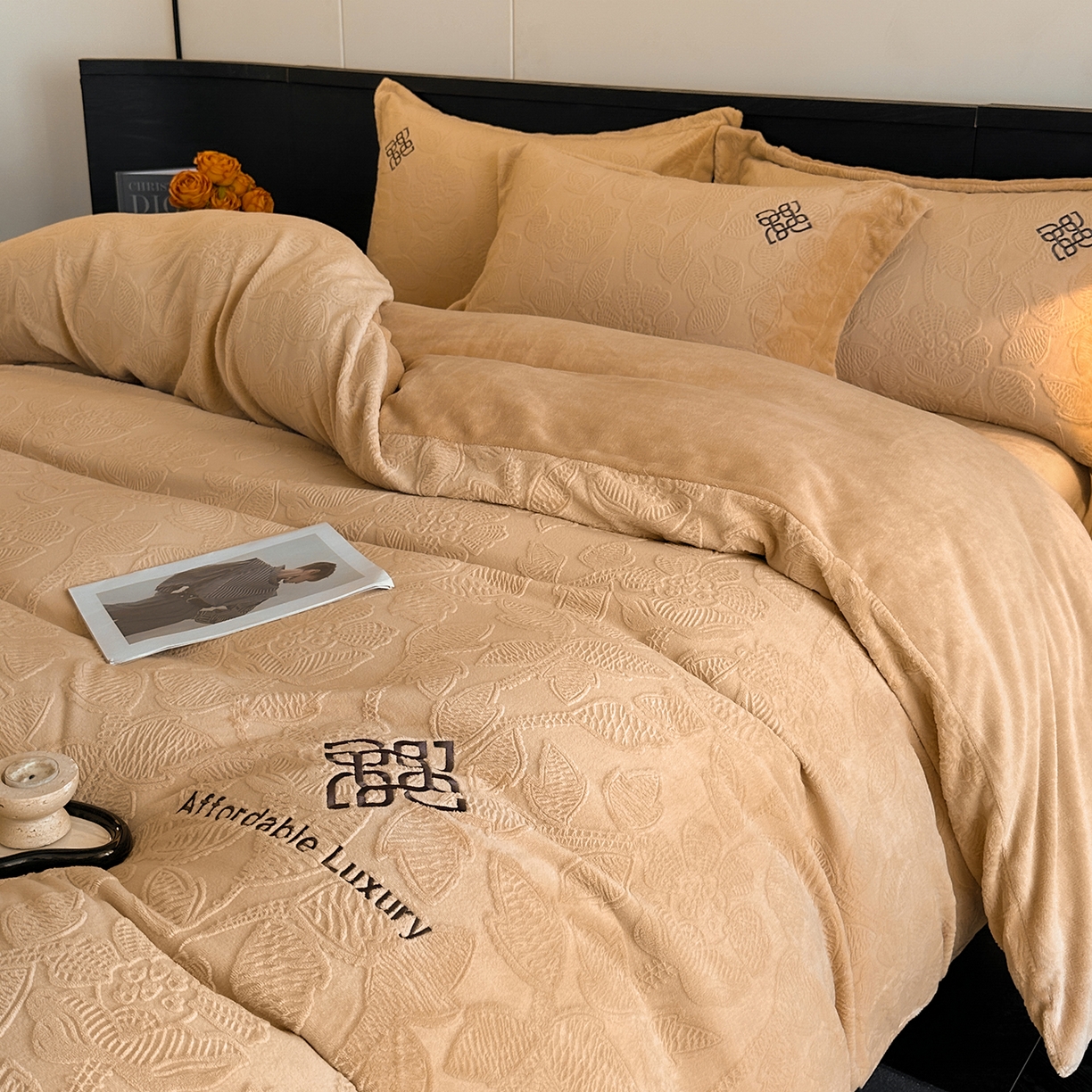 91家纺网 家纺一手货源 找家纺 慕晨 2025新款立体提花绒简约风格高克重雕花加厚牛奶绒四件套 花约-驼