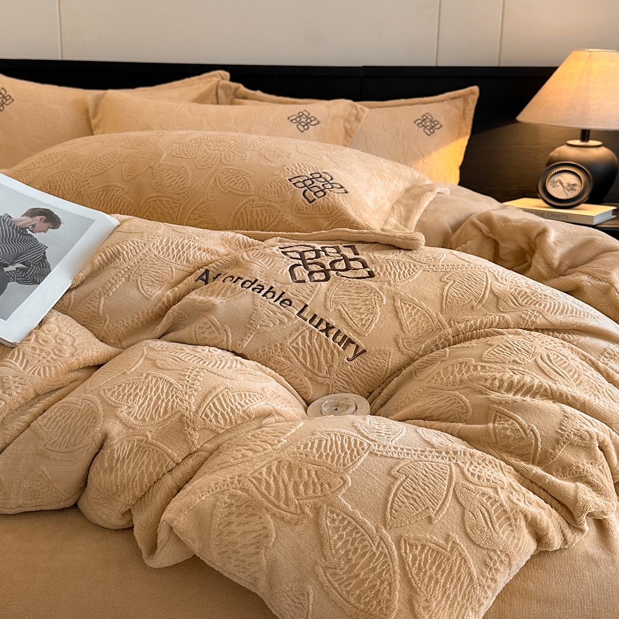 91家纺网 家纺一手货源 找家纺 慕晨 2025新款立体提花绒简约风格高克重雕花加厚牛奶绒四件套 花约-驼