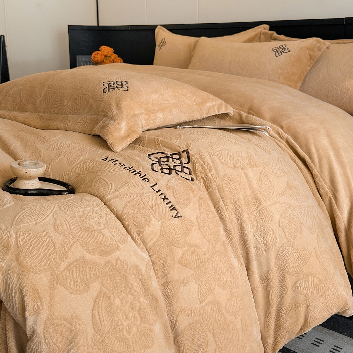 91家纺网 家纺一手货源 找家纺 慕晨 2025新款立体提花绒简约风格高克重雕花加厚牛奶绒四件套 花约-驼