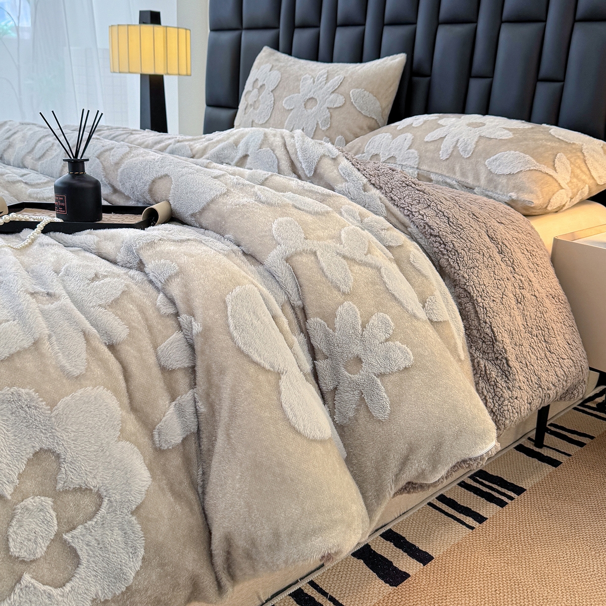 91家纺网 家纺一手货源 找家纺 枋梢家纺 2025新款亮丝兔毛绒兔毛提花暖居花漾羊羔绒 双层加厚保暖盖毯 居家午睡保暖毯 花漾-浅灰