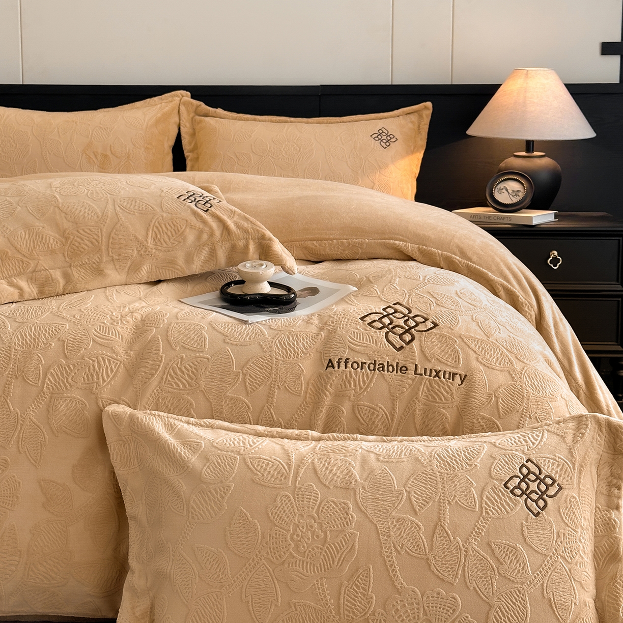 91家纺网 家纺一手货源 找家纺 慕晨 2025新款立体提花绒简约风格高克重雕花加厚牛奶绒四件套 花约-驼