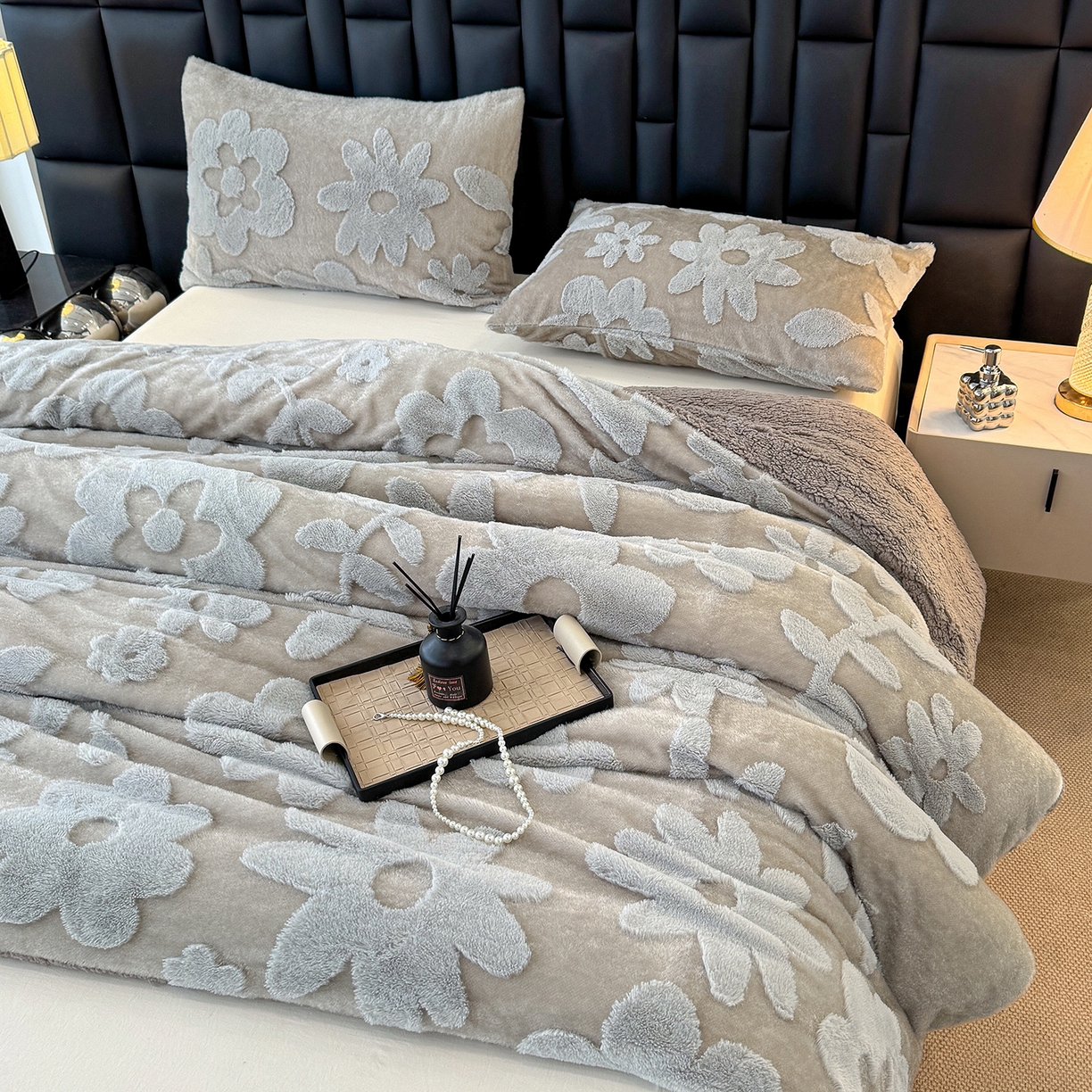 91家纺网 家纺一手货源 找家纺 枋梢家纺 2025新款亮丝兔毛绒兔毛提花暖居花漾羊羔绒 双层加厚保暖盖毯 居家午睡保暖毯 花漾-浅灰