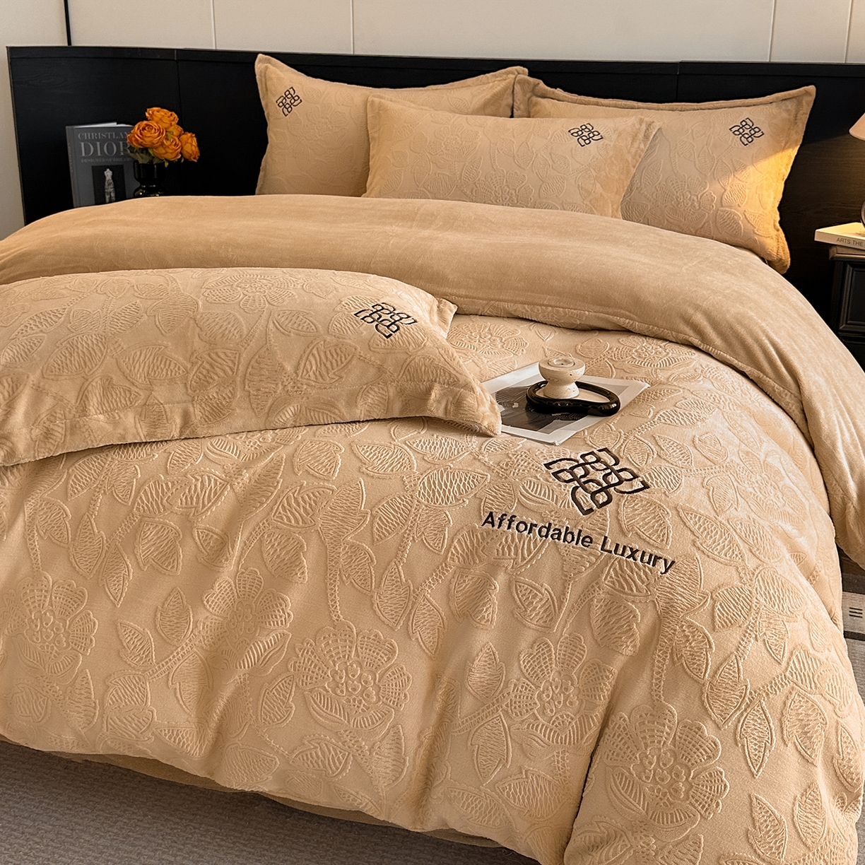 91家纺网 家纺一手货源 找家纺 慕晨 2025新款立体提花绒简约风格高克重雕花加厚牛奶绒四件套 花约-驼