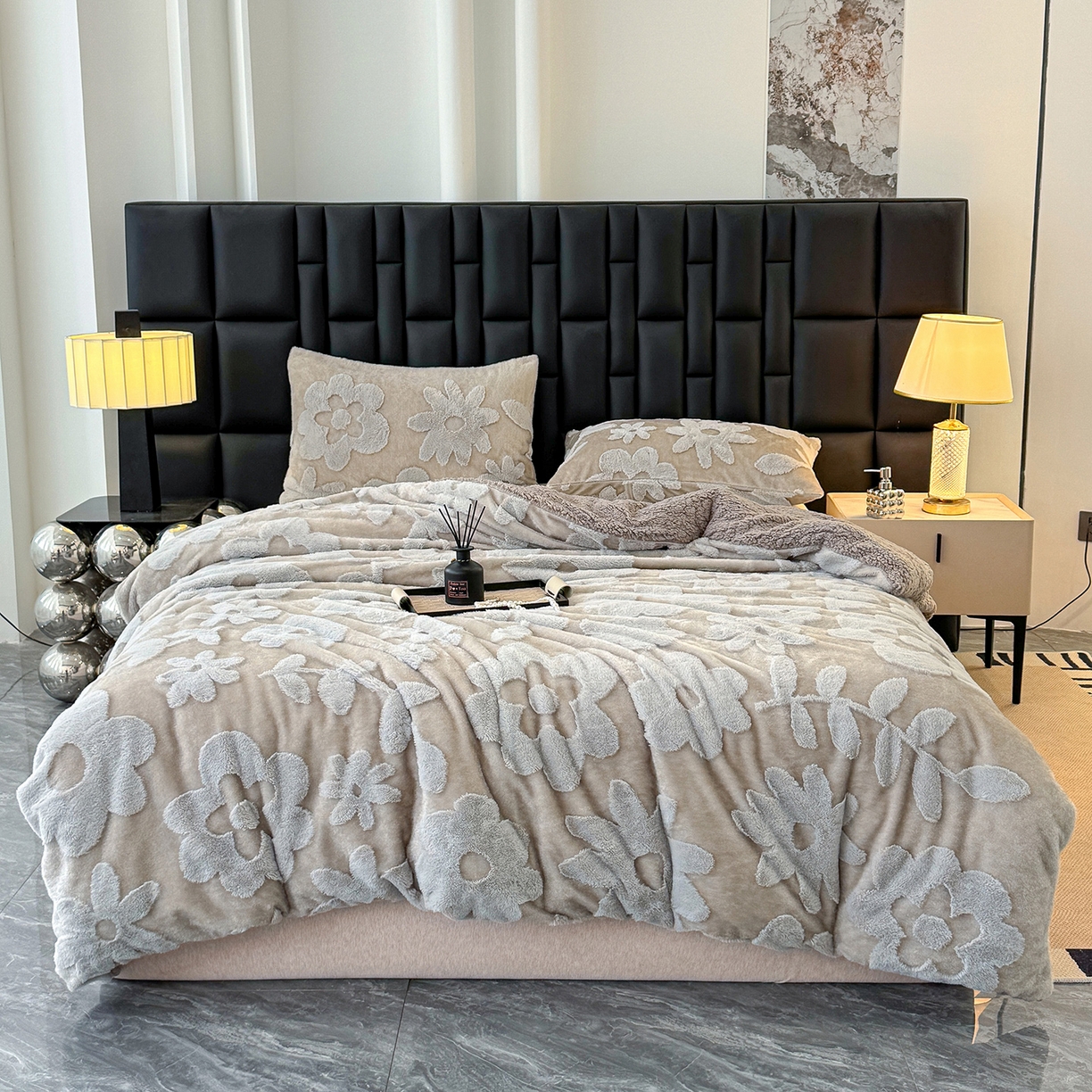 91家纺网 家纺一手货源 找家纺 枋梢家纺 2025新款亮丝兔毛绒兔毛提花暖居花漾羊羔绒 双层加厚保暖盖毯 居家午睡保暖毯 花漾-浅灰