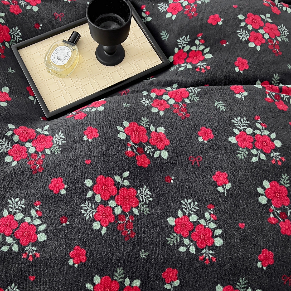 91家纺网 家纺一手货源 找家纺 （总）找底底家纺 2025新款花边9-10斤牛奶绒床盖款四件套