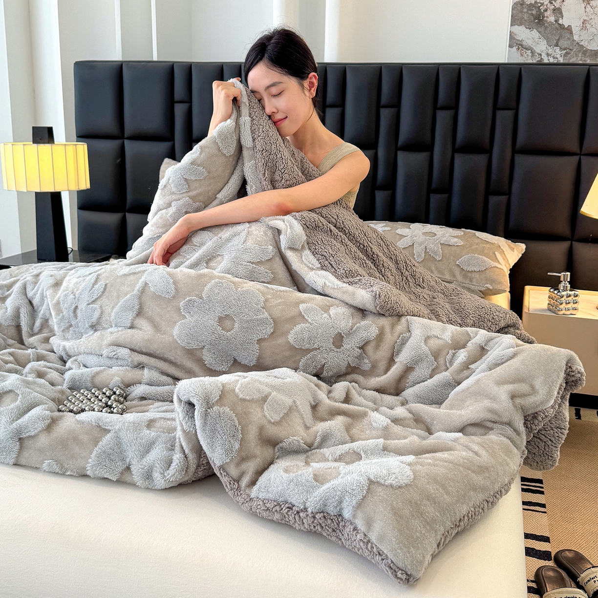 91家纺网 家纺一手货源 找家纺 枋梢家纺 2025新款亮丝兔毛绒兔毛提花暖居花漾羊羔绒 双层加厚保暖盖毯 居家午睡保暖毯 花漾-浅灰