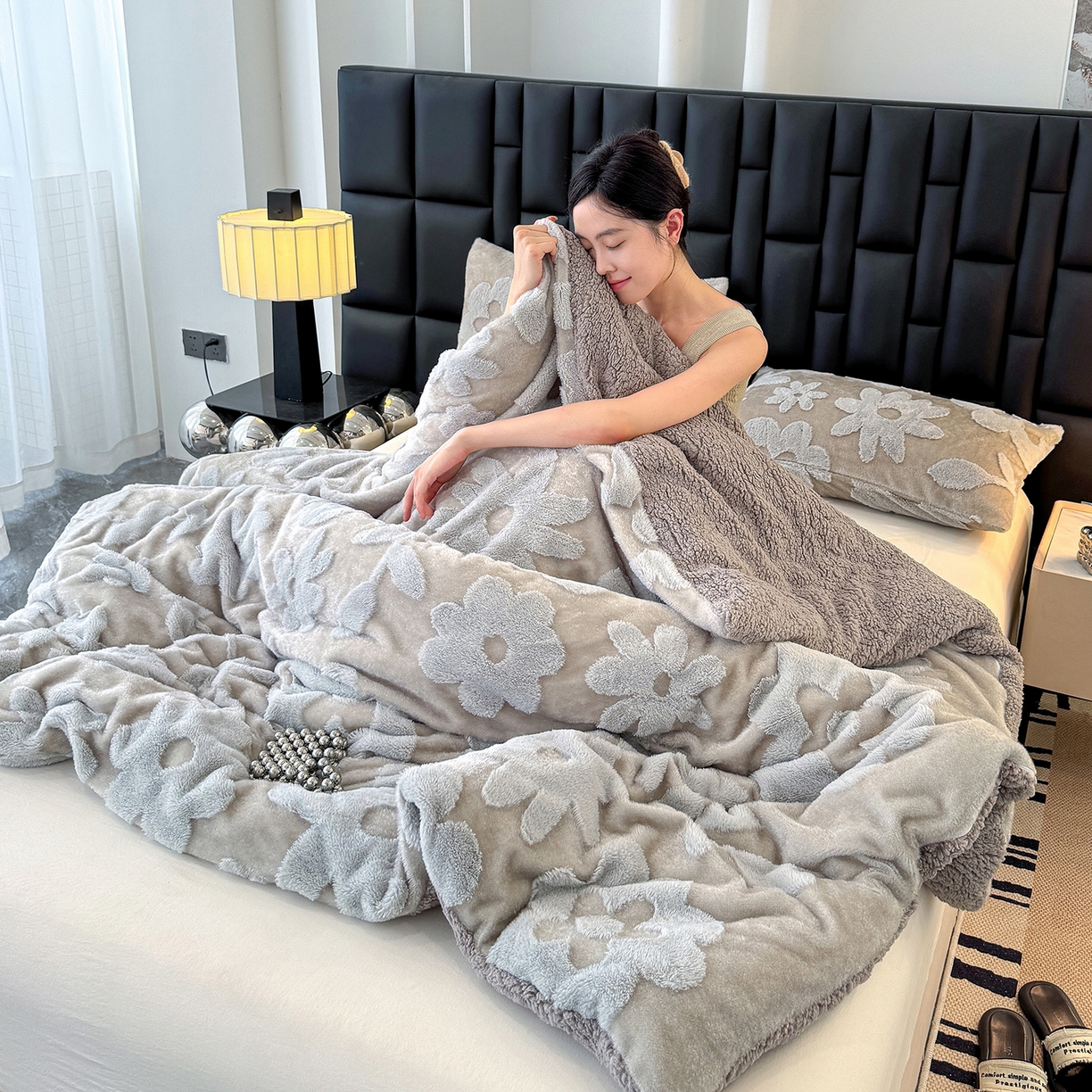 91家纺网 家纺一手货源 找家纺 枋梢家纺 2025新款亮丝兔毛绒兔毛提花暖居花漾羊羔绒 双层加厚保暖盖毯 居家午睡保暖毯 花漾-浅灰