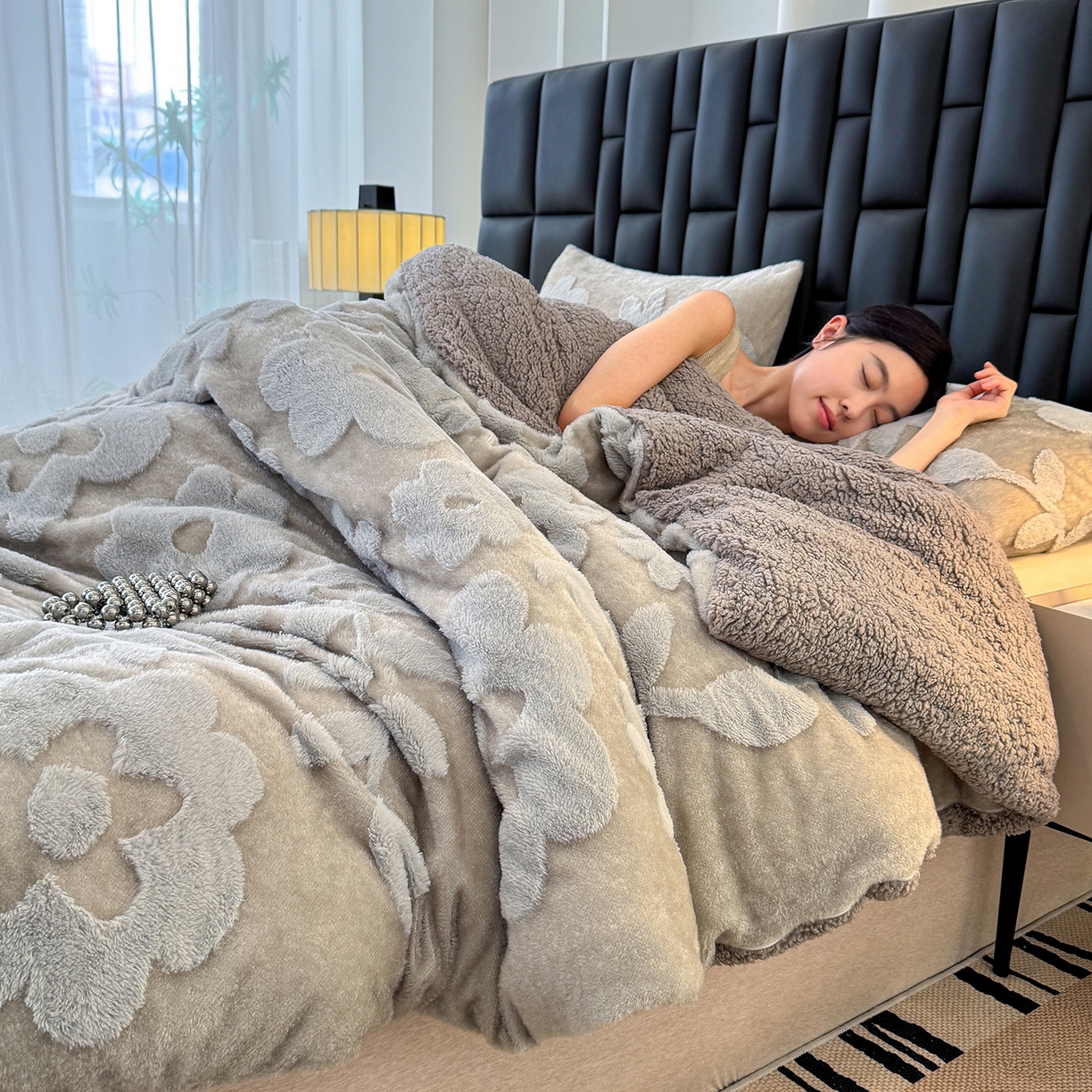 91家纺网 家纺一手货源 找家纺 枋梢家纺 2025新款亮丝兔毛绒兔毛提花暖居花漾羊羔绒 双层加厚保暖盖毯 居家午睡保暖毯 花漾-浅灰