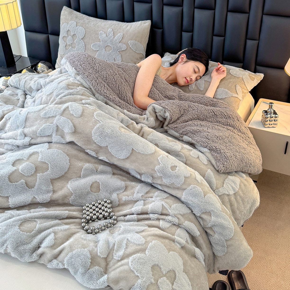 91家纺网 家纺一手货源 找家纺 枋梢家纺 2025新款亮丝兔毛绒兔毛提花暖居花漾羊羔绒 双层加厚保暖盖毯 居家午睡保暖毯 花漾-浅灰