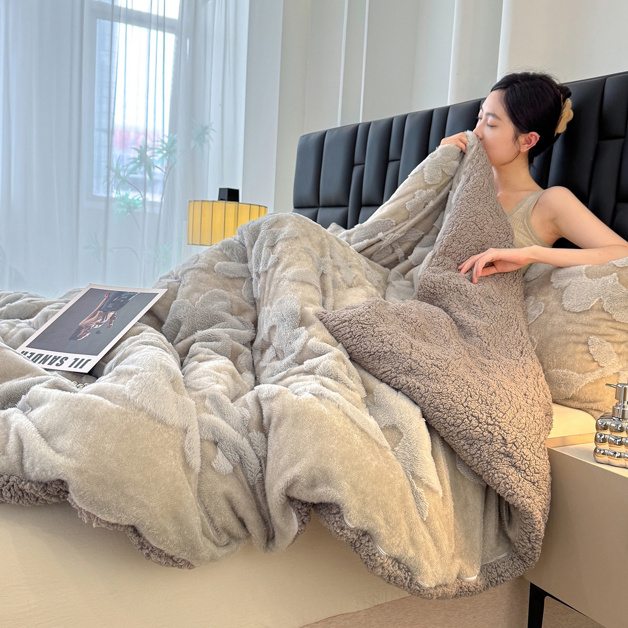 91家纺网 家纺一手货源 找家纺 枋梢家纺 2025新款亮丝兔毛绒兔毛提花暖居花漾羊羔绒 双层加厚保暖盖毯 居家午睡保暖毯 花漾-浅灰