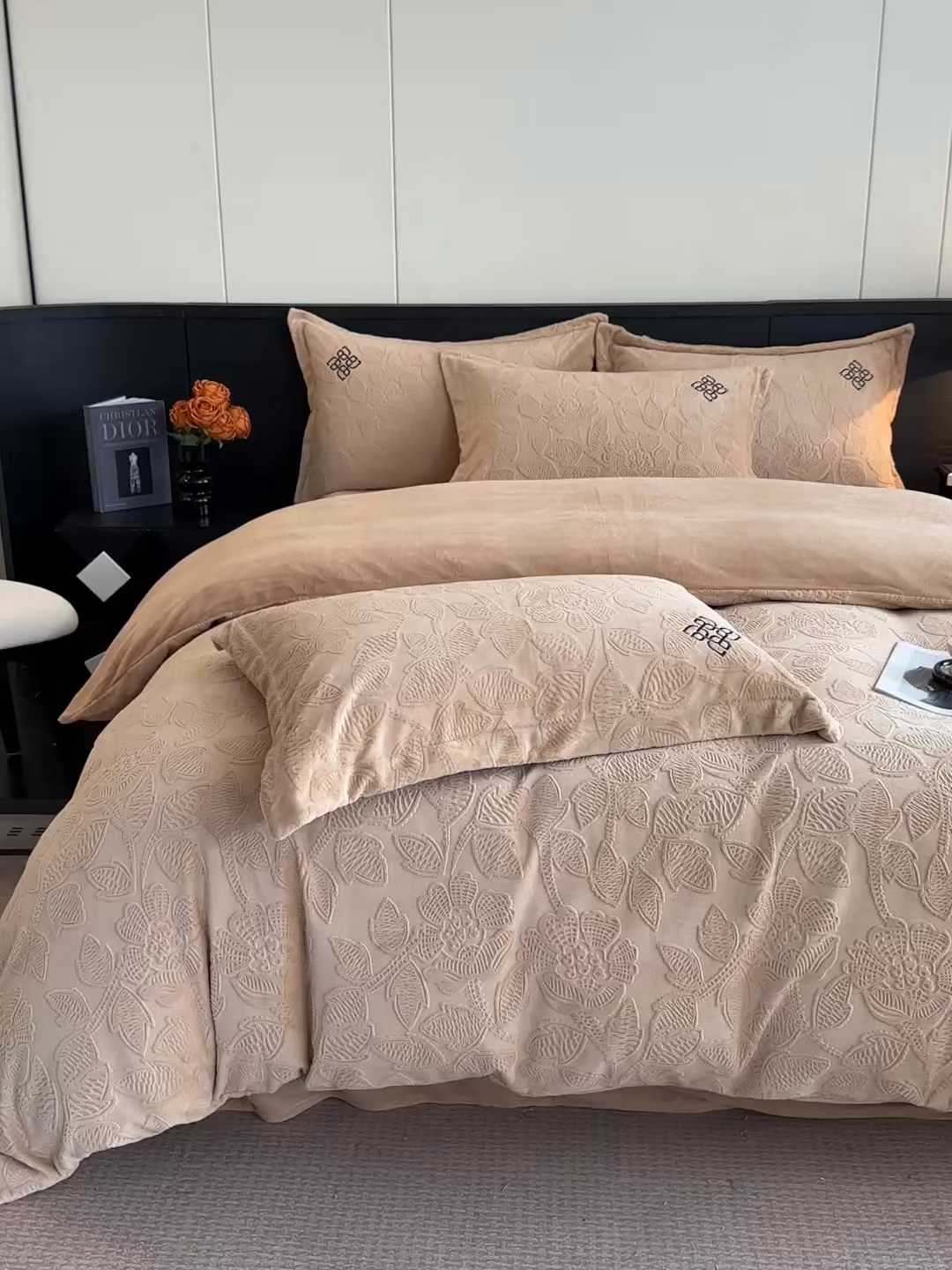 91家纺网 家纺一手货源 找家纺 慕晨 2025新款立体提花绒简约风格高克重雕花加厚牛奶绒四件套 花约-驼