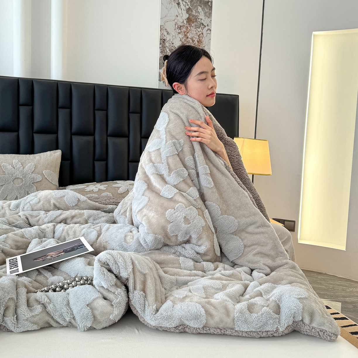 91家纺网 家纺一手货源 找家纺 枋梢家纺 2025新款亮丝兔毛绒兔毛提花暖居花漾羊羔绒 双层加厚保暖盖毯 居家午睡保暖毯 花漾-浅灰