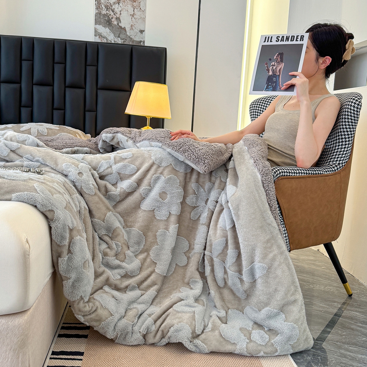 91家纺网 家纺一手货源 找家纺 枋梢家纺 2025新款亮丝兔毛绒兔毛提花暖居花漾羊羔绒 双层加厚保暖盖毯 居家午睡保暖毯 花漾-浅灰