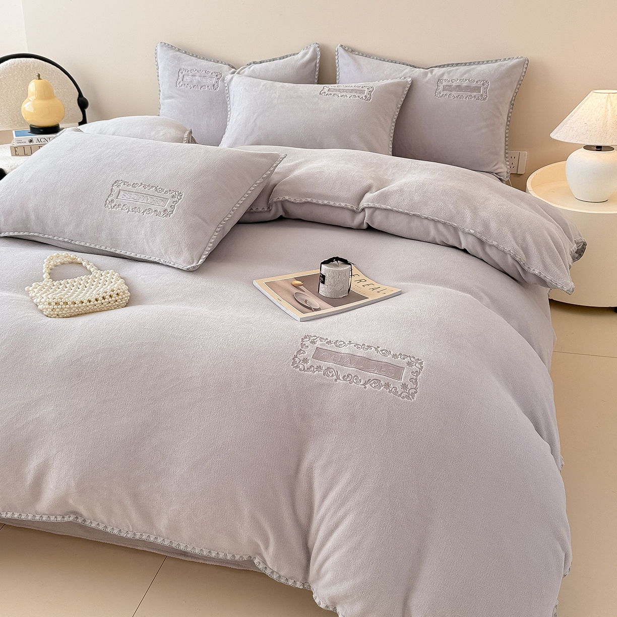 91家纺网 家纺一手货源 找家纺 懒猫家纺 2025新款A类贝壳绣纯色海獭绒四件套 柔雾灰