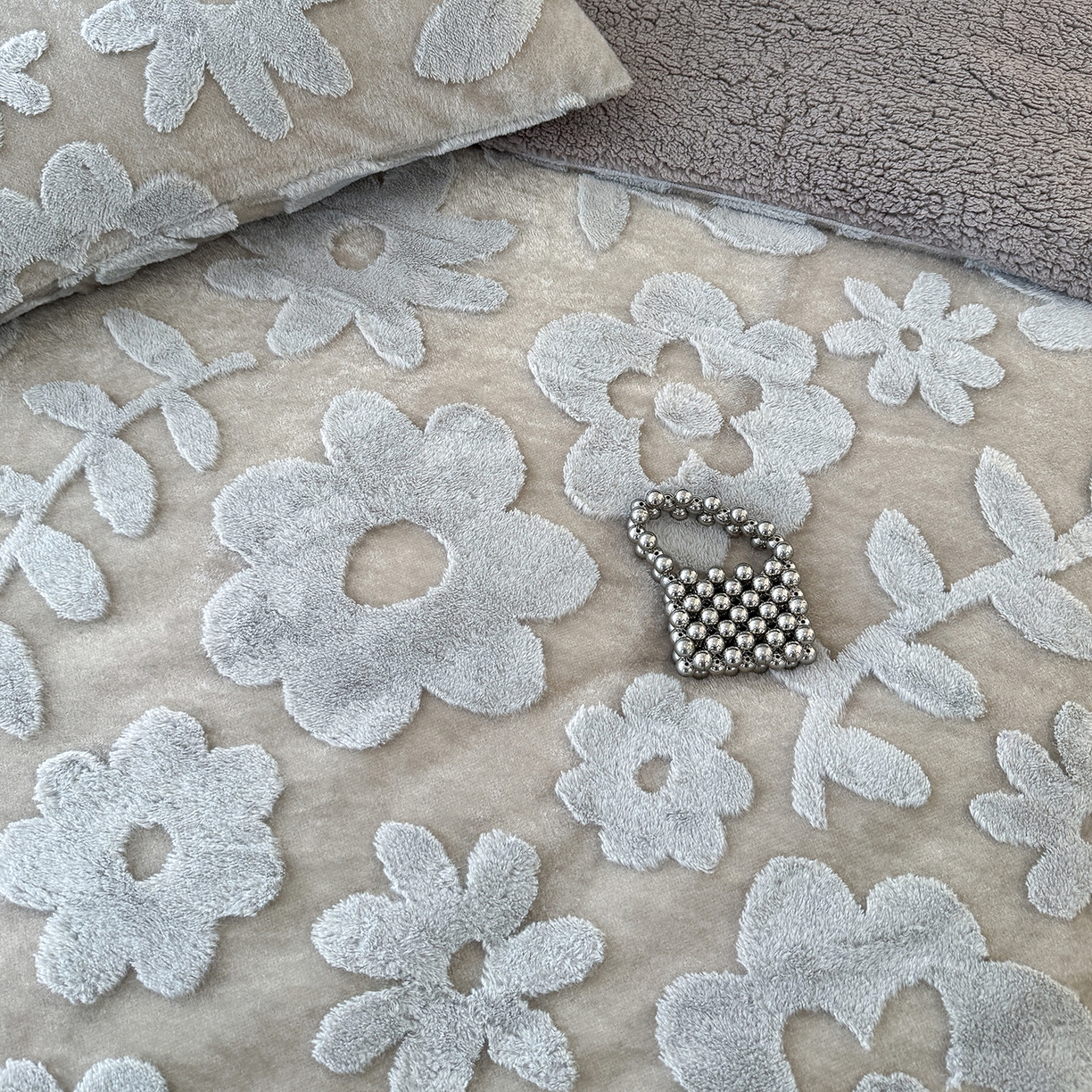 91家纺网 家纺一手货源 找家纺 枋梢家纺 2025新款亮丝兔毛绒兔毛提花暖居花漾羊羔绒 双层加厚保暖盖毯 居家午睡保暖毯 花漾-浅灰