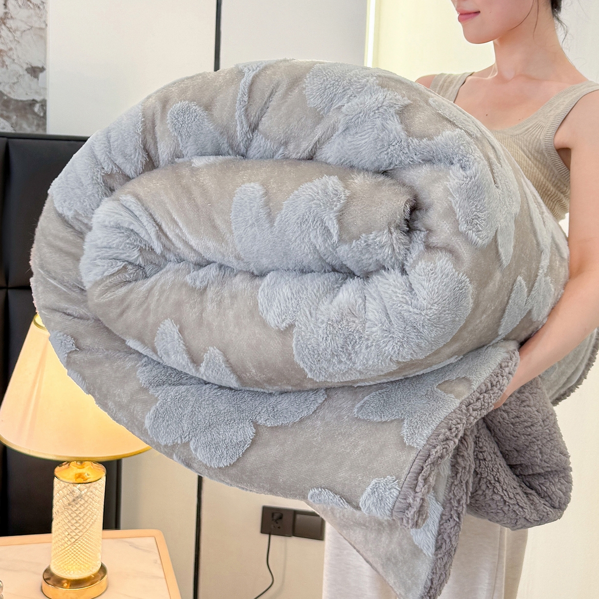 91家纺网 家纺一手货源 找家纺 枋梢家纺 2025新款亮丝兔毛绒兔毛提花暖居花漾羊羔绒 双层加厚保暖盖毯 居家午睡保暖毯 花漾-浅灰