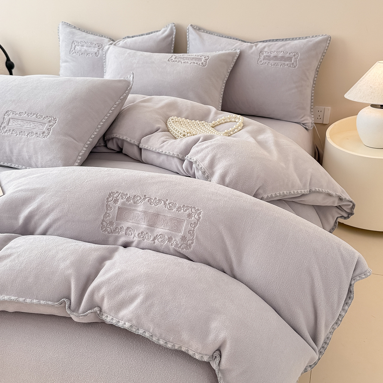 91家纺网 家纺一手货源 找家纺 懒猫家纺 2025新款A类贝壳绣纯色海獭绒四件套 柔雾灰