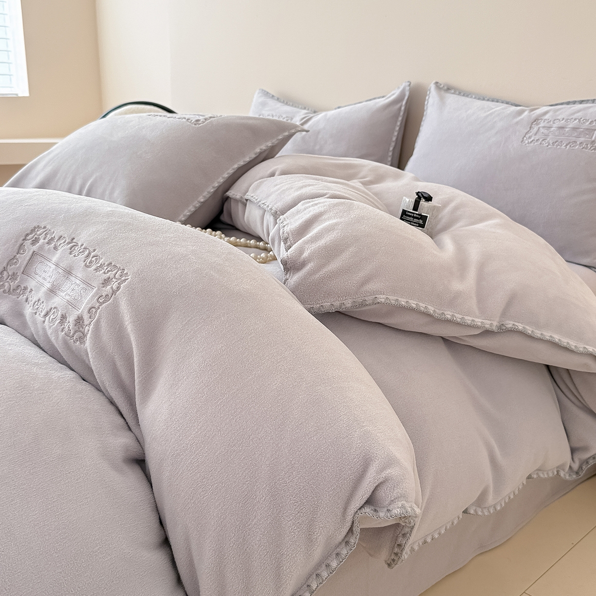 91家纺网 家纺一手货源 找家纺 懒猫家纺 2025新款A类贝壳绣纯色海獭绒四件套 柔雾灰