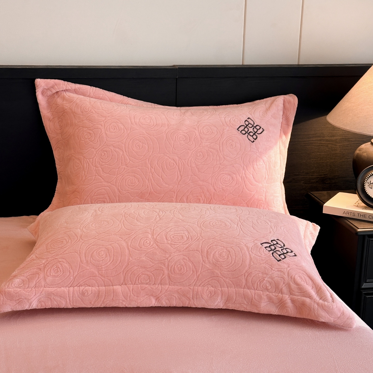 91家纺网 家纺一手货源 找家纺 慕晨 2025新款立体提花绒简约风格高克重雕花加厚牛奶绒四件套 玫瑰之约-粉