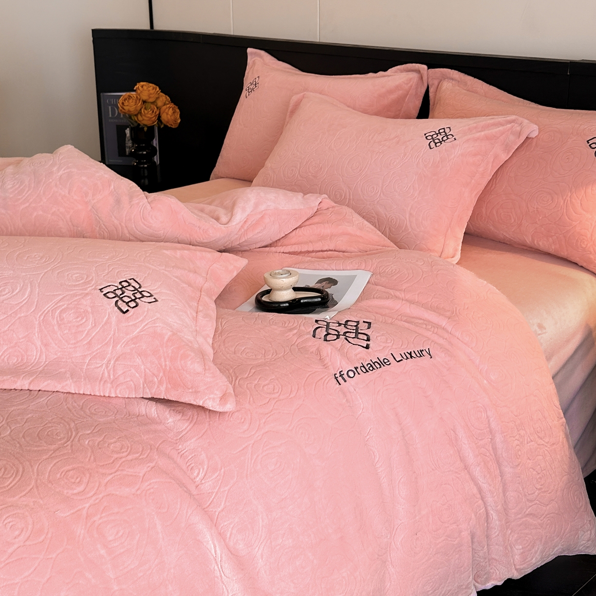 91家纺网 家纺一手货源 找家纺 慕晨 2025新款立体提花绒简约风格高克重雕花加厚牛奶绒四件套 玫瑰之约-粉