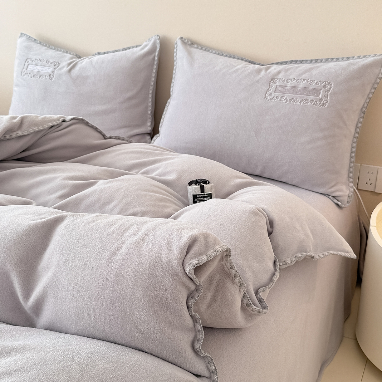 91家纺网 家纺一手货源 找家纺 懒猫家纺 2025新款A类贝壳绣纯色海獭绒四件套 柔雾灰