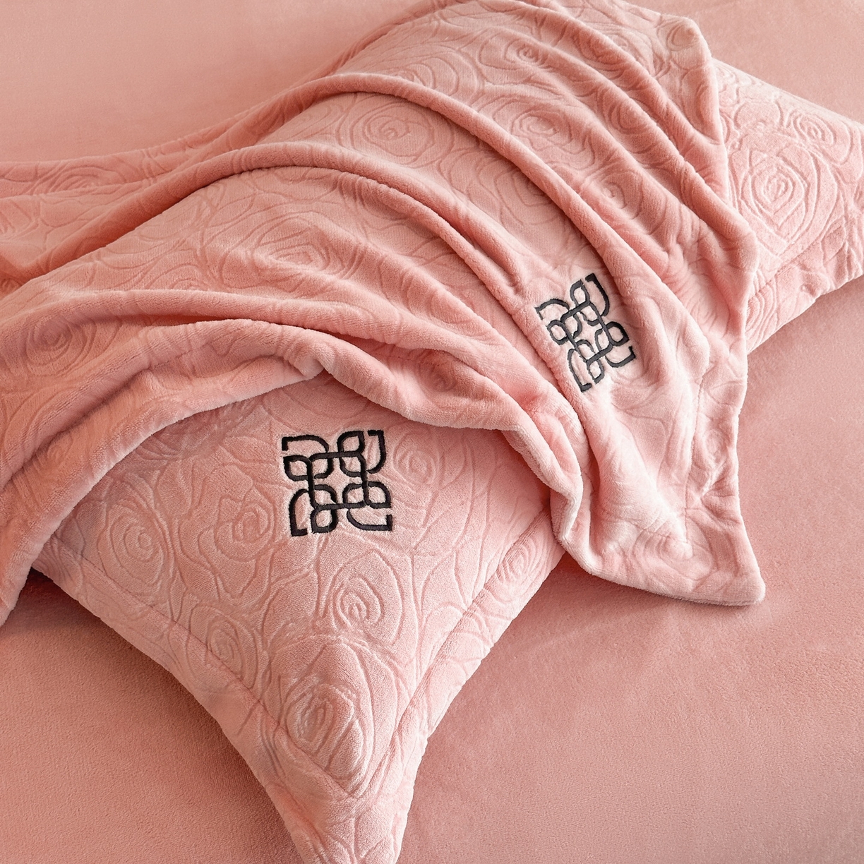 91家纺网 家纺一手货源 找家纺 慕晨 2025新款立体提花绒简约风格高克重雕花加厚牛奶绒四件套 玫瑰之约-粉