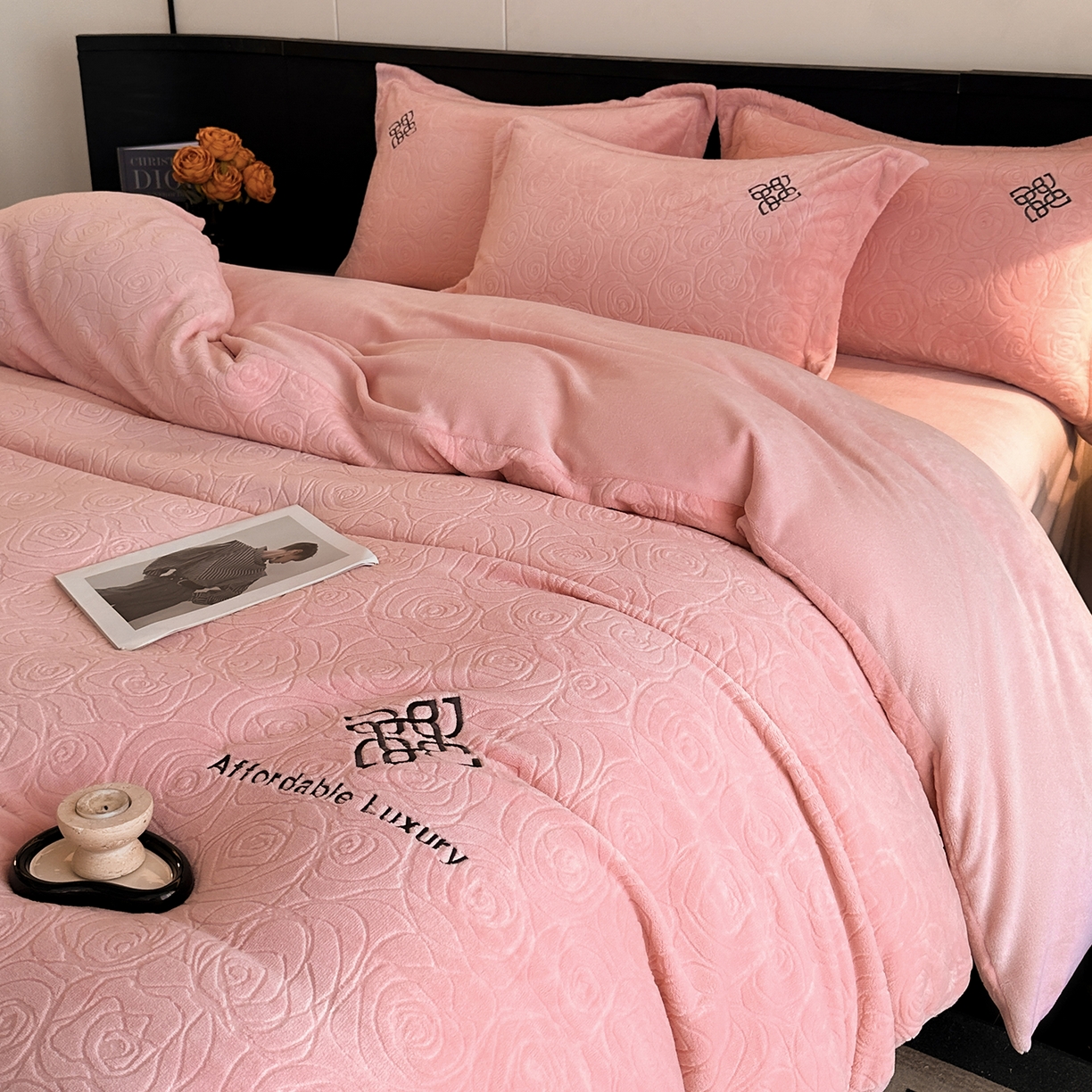 91家纺网 家纺一手货源 找家纺 慕晨 2025新款立体提花绒简约风格高克重雕花加厚牛奶绒四件套 玫瑰之约-粉