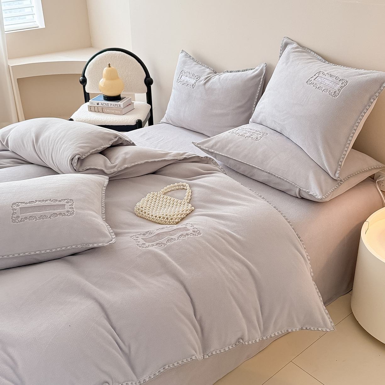 91家纺网 家纺一手货源 找家纺 懒猫家纺 2025新款A类贝壳绣纯色海獭绒四件套 柔雾灰