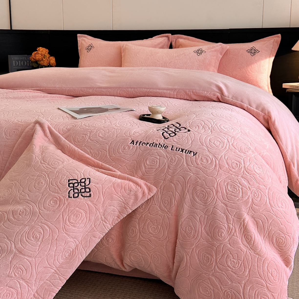 91家纺网 家纺一手货源 找家纺 慕晨 2025新款立体提花绒简约风格高克重雕花加厚牛奶绒四件套 玫瑰之约-粉