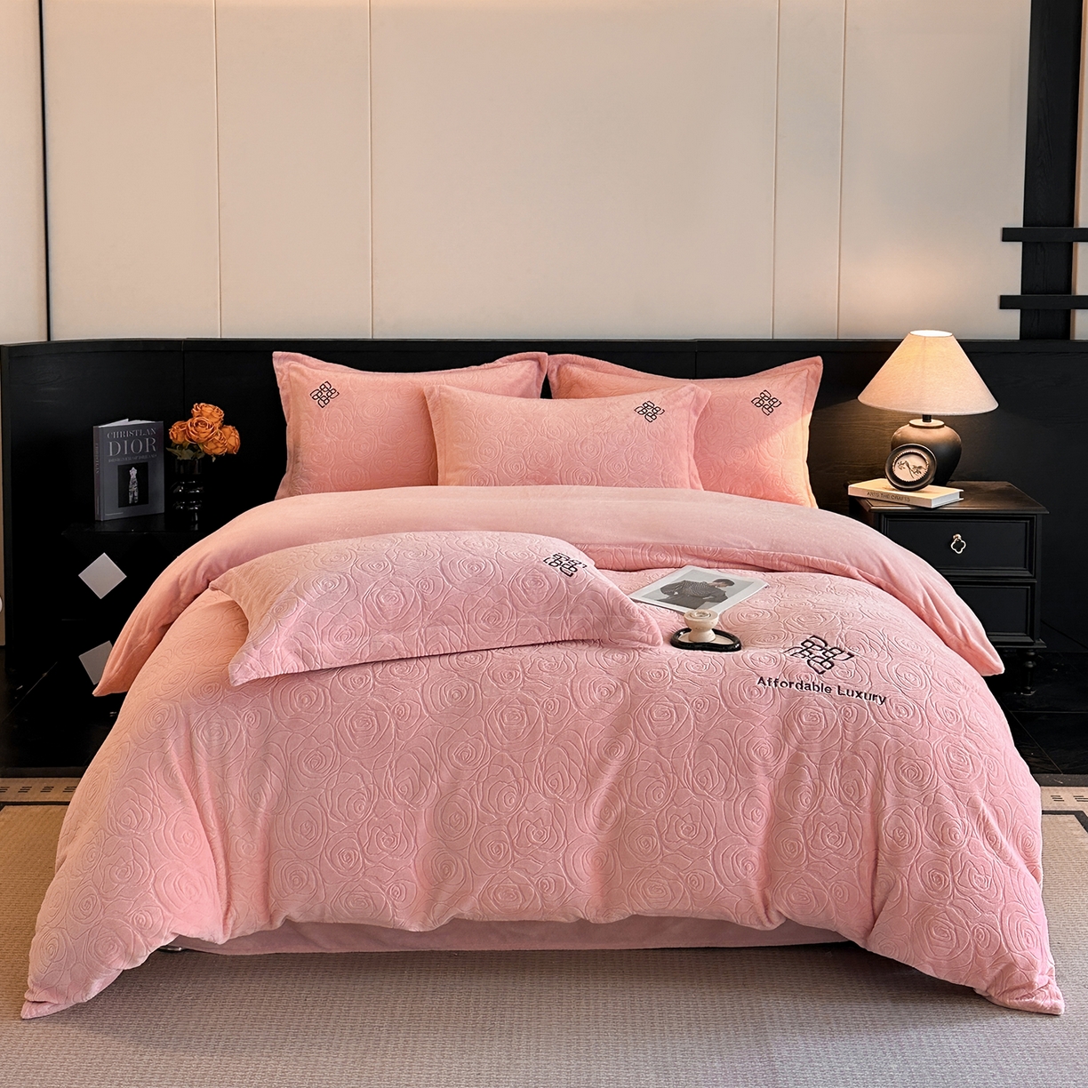 91家纺网 家纺一手货源 找家纺 慕晨 2025新款立体提花绒简约风格高克重雕花加厚牛奶绒四件套 玫瑰之约-粉