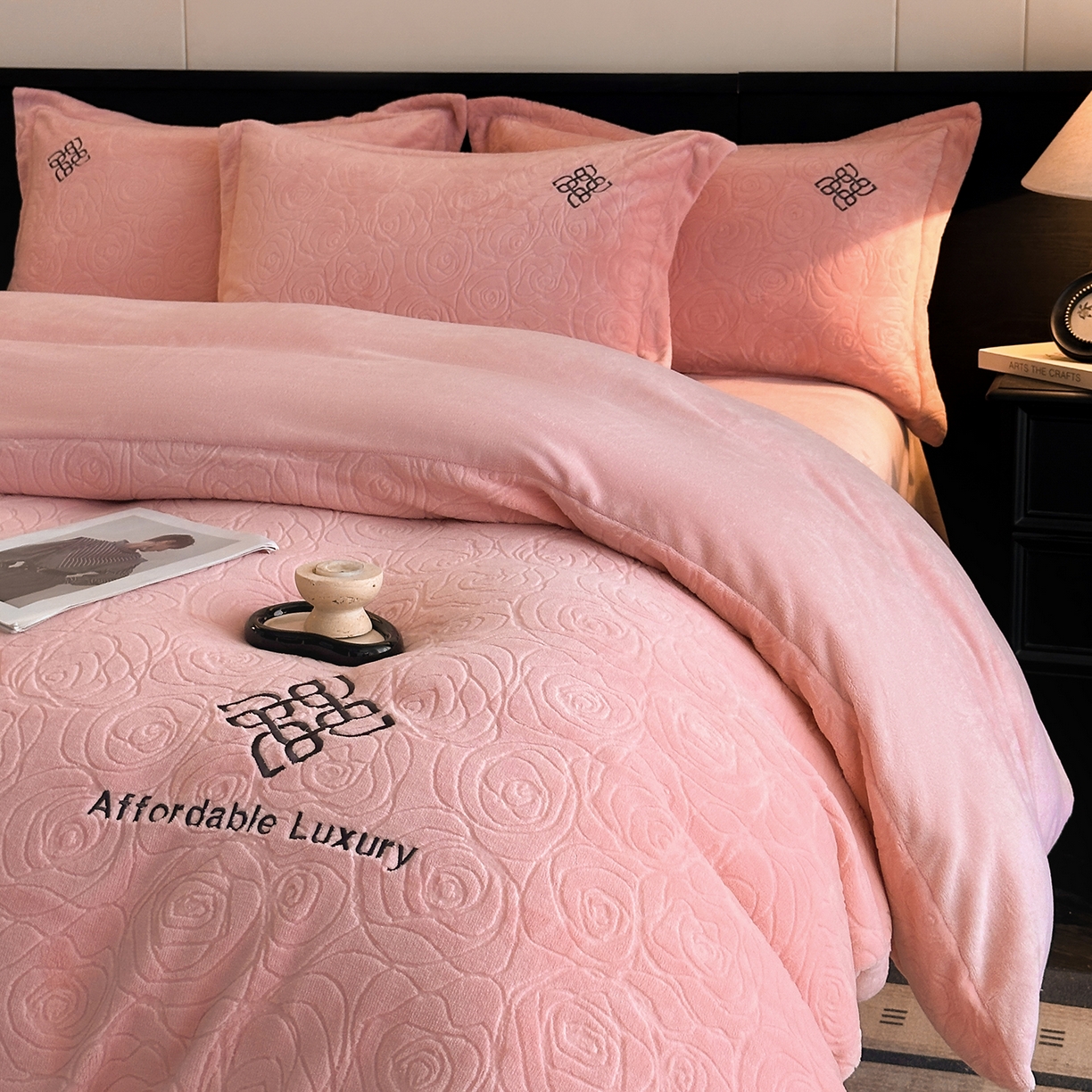 91家纺网 家纺一手货源 找家纺 慕晨 2025新款立体提花绒简约风格高克重雕花加厚牛奶绒四件套 玫瑰之约-粉