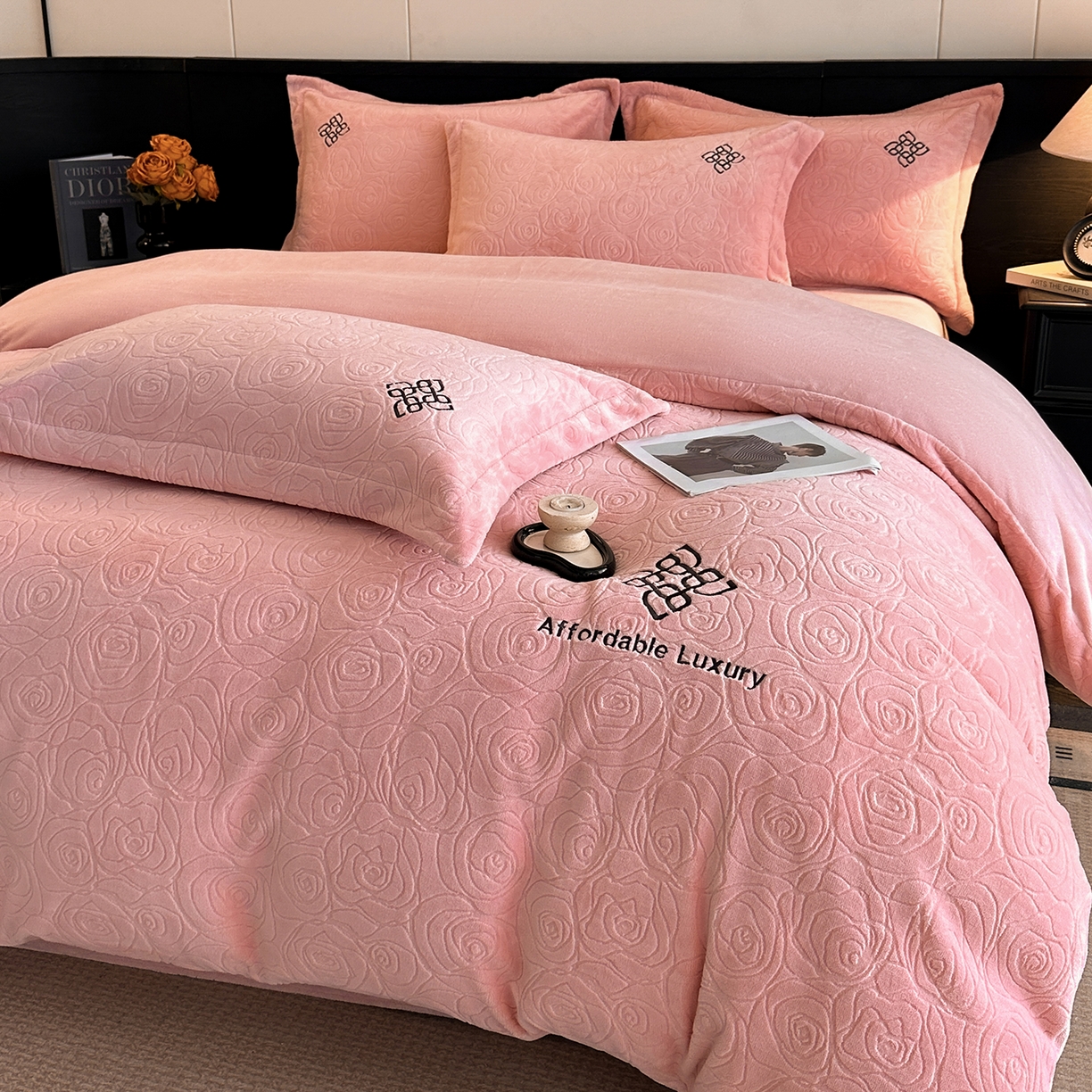 91家纺网 家纺一手货源 找家纺 慕晨 2025新款立体提花绒简约风格高克重雕花加厚牛奶绒四件套 玫瑰之约-粉