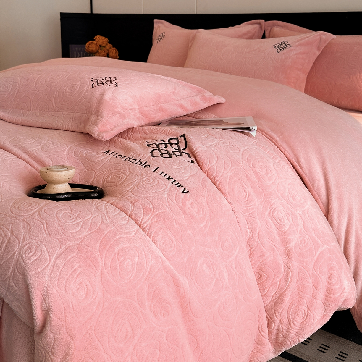 91家纺网 家纺一手货源 找家纺 慕晨 2025新款立体提花绒简约风格高克重雕花加厚牛奶绒四件套 玫瑰之约-粉
