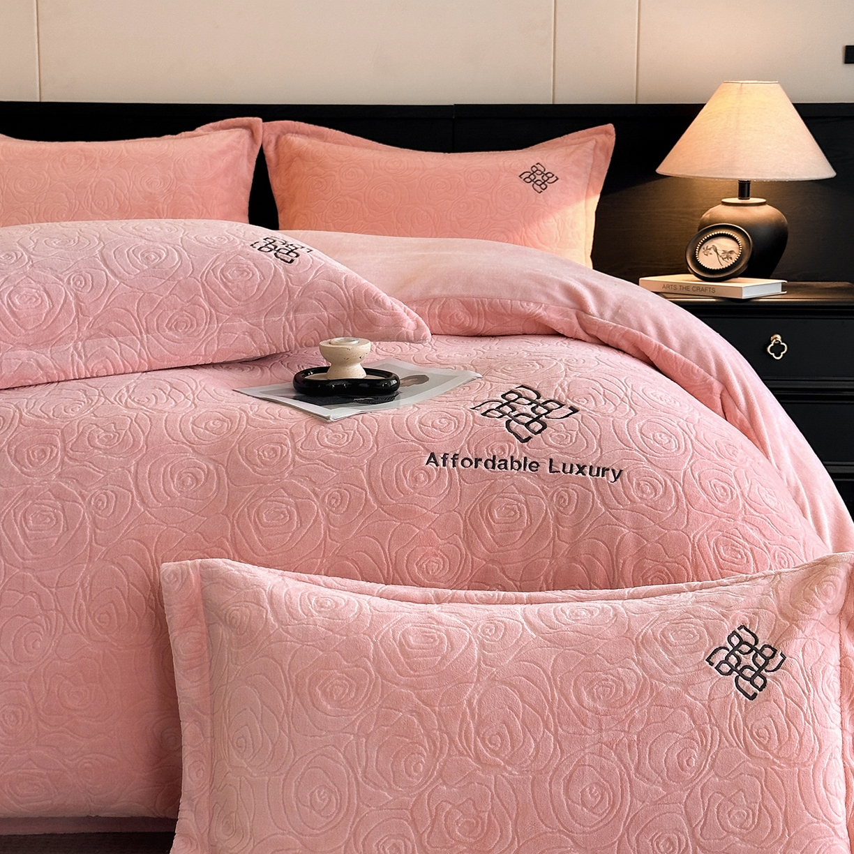 91家纺网 家纺一手货源 找家纺 慕晨 2025新款立体提花绒简约风格高克重雕花加厚牛奶绒四件套 玫瑰之约-粉