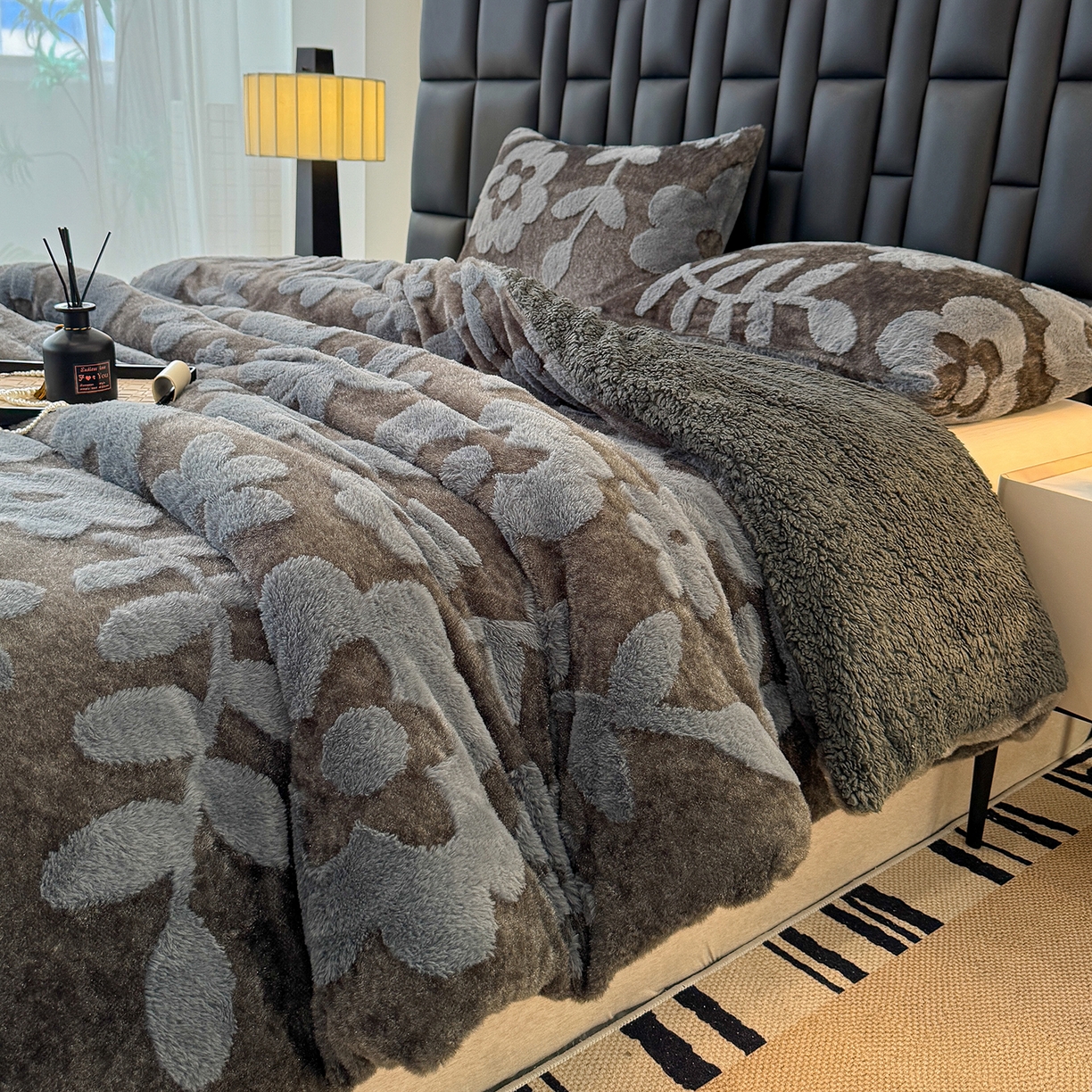 91家纺网 家纺一手货源 找家纺 枋梢家纺 2025新款亮丝兔毛绒兔毛提花暖居花漾羊羔绒 双层加厚保暖盖毯 居家午睡保暖毯 花漾-深灰