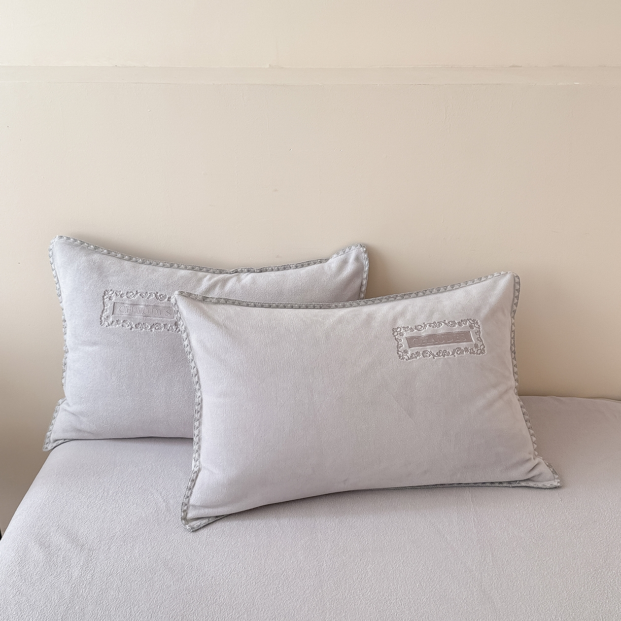 91家纺网 家纺一手货源 找家纺 懒猫家纺 2025新款A类贝壳绣纯色海獭绒四件套 柔雾灰