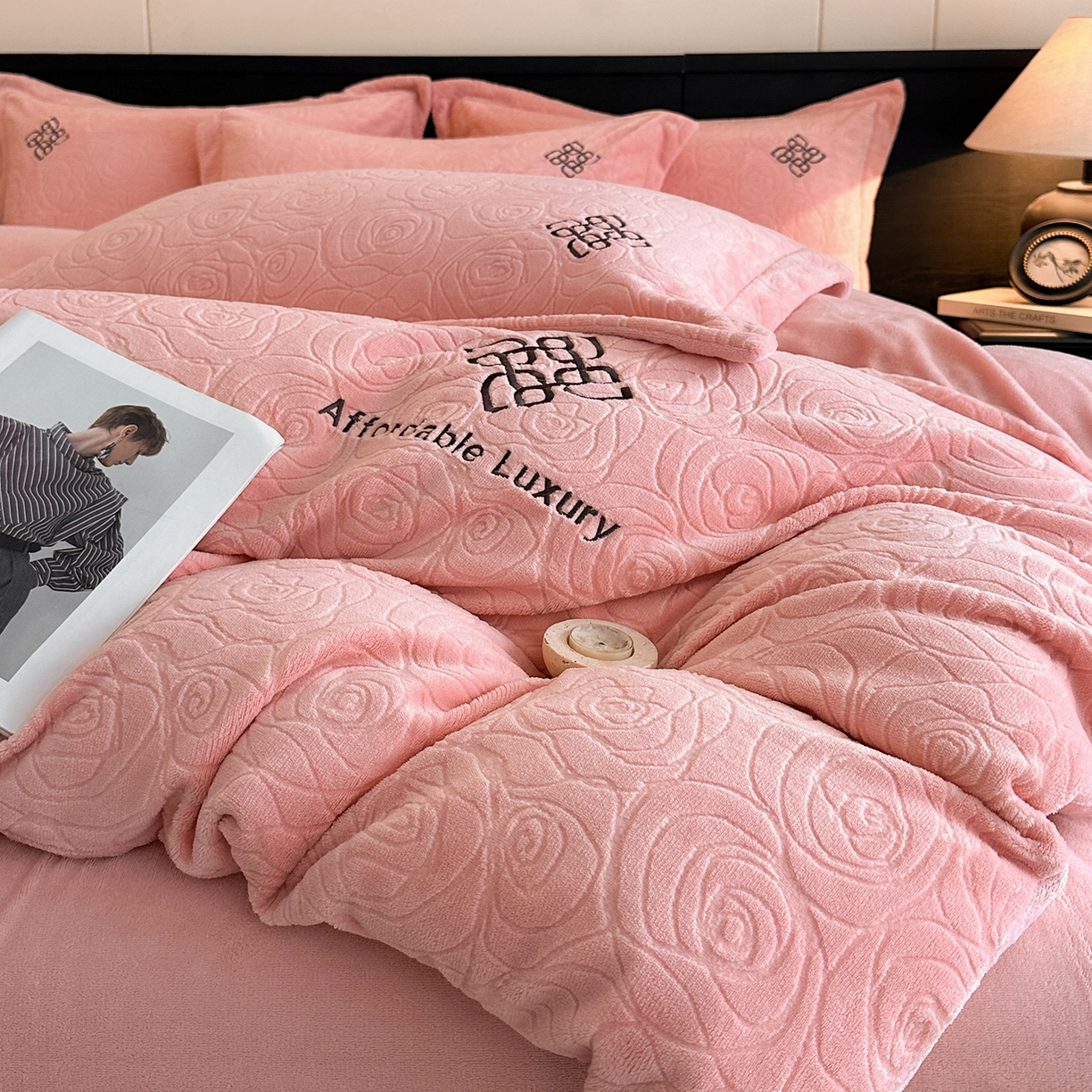 91家纺网 家纺一手货源 找家纺 慕晨 2025新款立体提花绒简约风格高克重雕花加厚牛奶绒四件套 玫瑰之约-粉